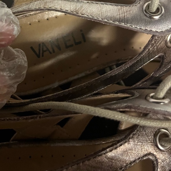 Vaneli Silver Leather Strappy Dress Sandal - good Used flats 7.5m lace up - Picture 5 of 8